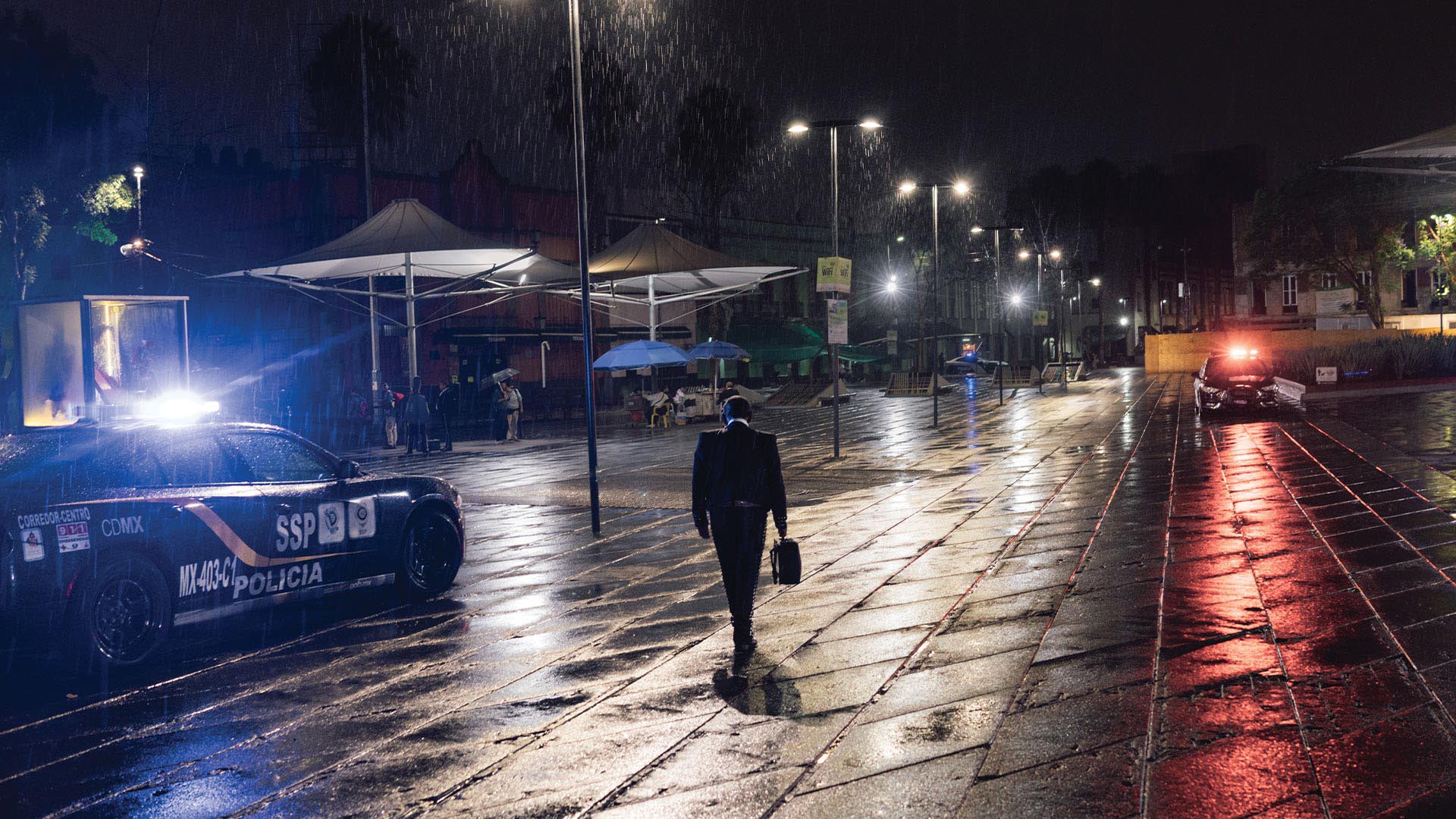 한 악사가 비 내리는 가리발디 광장에서 손님을 기다리다 지쳐 집으로 돌아간다. 코로나 팬데믹 이전 이 광장에서는 저녁마다 마리아치의 음악과 관중의 환호가 뒤섞였다.