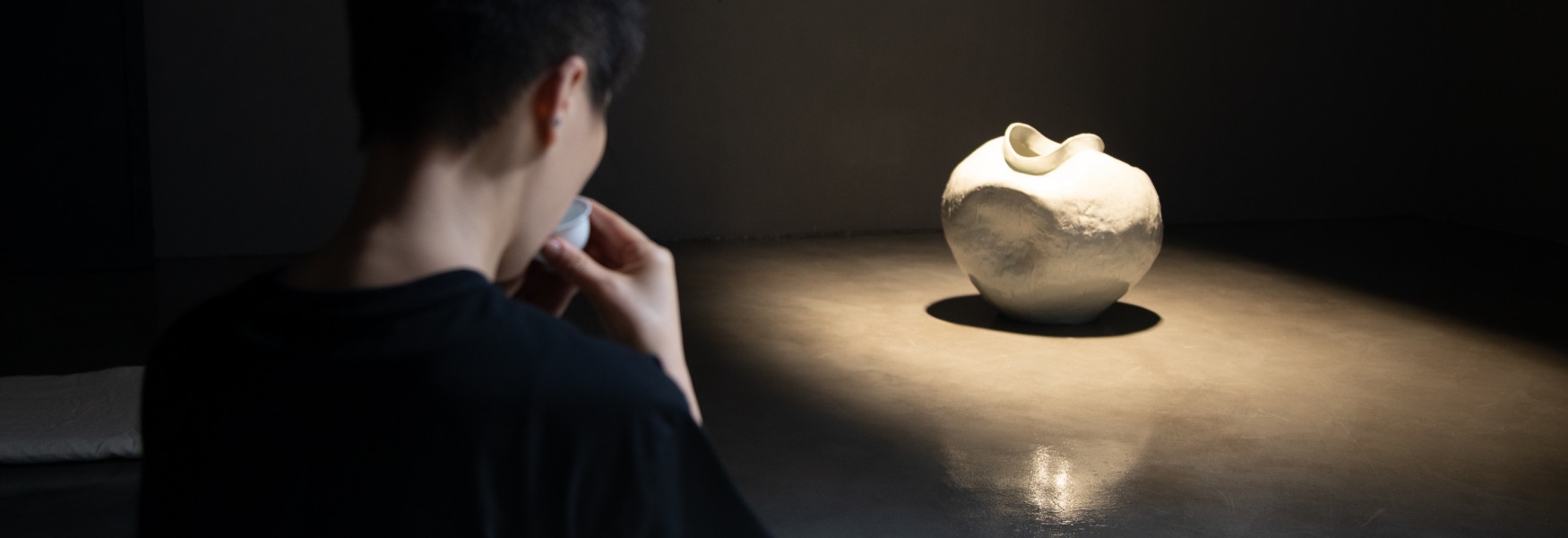 갤러리일지에서 명상을 하는 모습