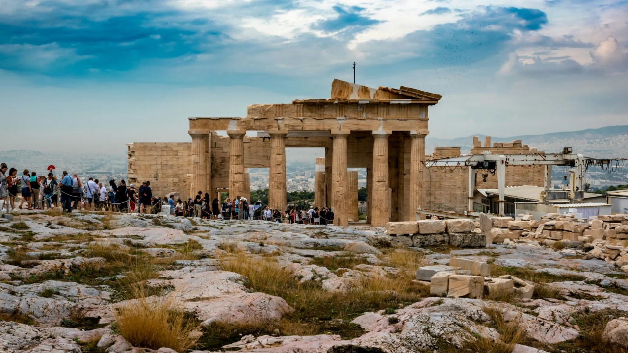 그리스 아테네 신전과 관광객