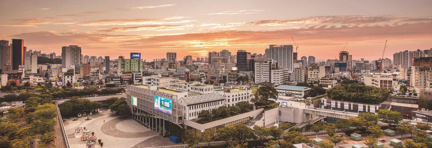 국립아시아문화전당을 배경으로 해가 저무는 풍경
