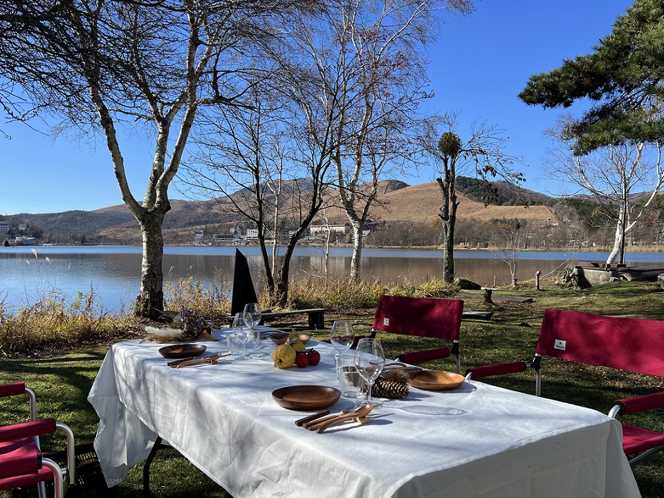 나가노현 시라카바코 호수를 바라보며 즐기는 아웃도어 로컬 다이닝