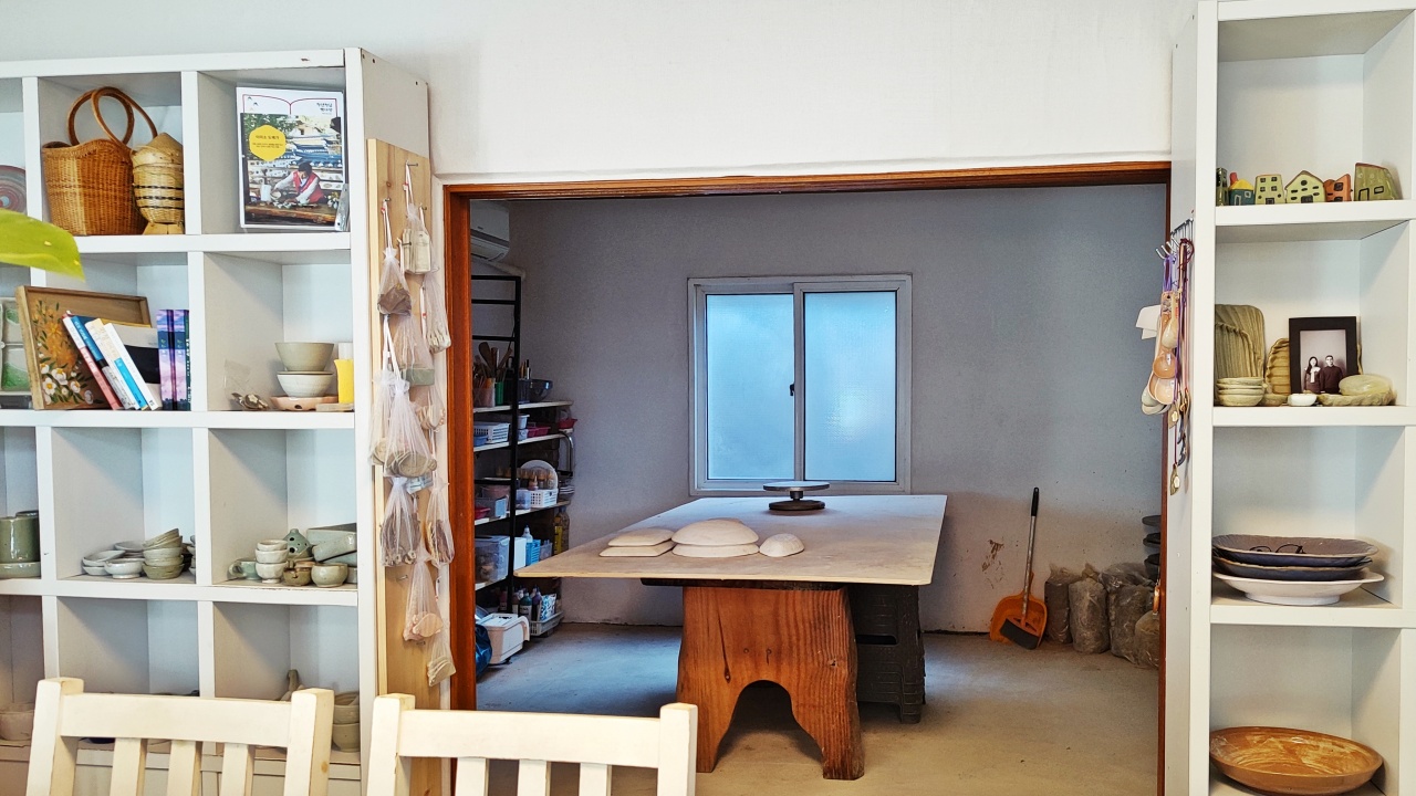 [도자기공방미소] 도예가 호스트와 함께 하는 흙집에서의 감성 촌캉스(식사와 찻자리 포함)