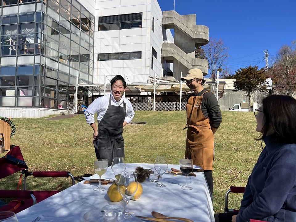 나가노현 시라카바코 호수를 바라보며 즐기는 아웃도어 로컬 다이닝