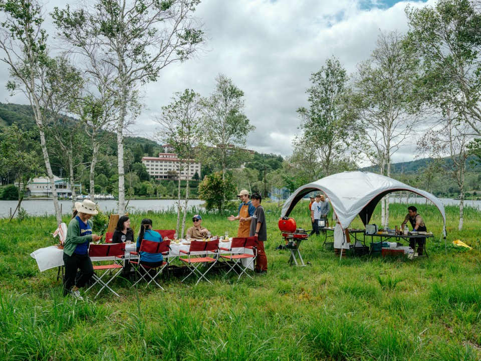 나가노현 시라카바코 호수를 바라보며 즐기는 아웃도어 로컬 다이닝